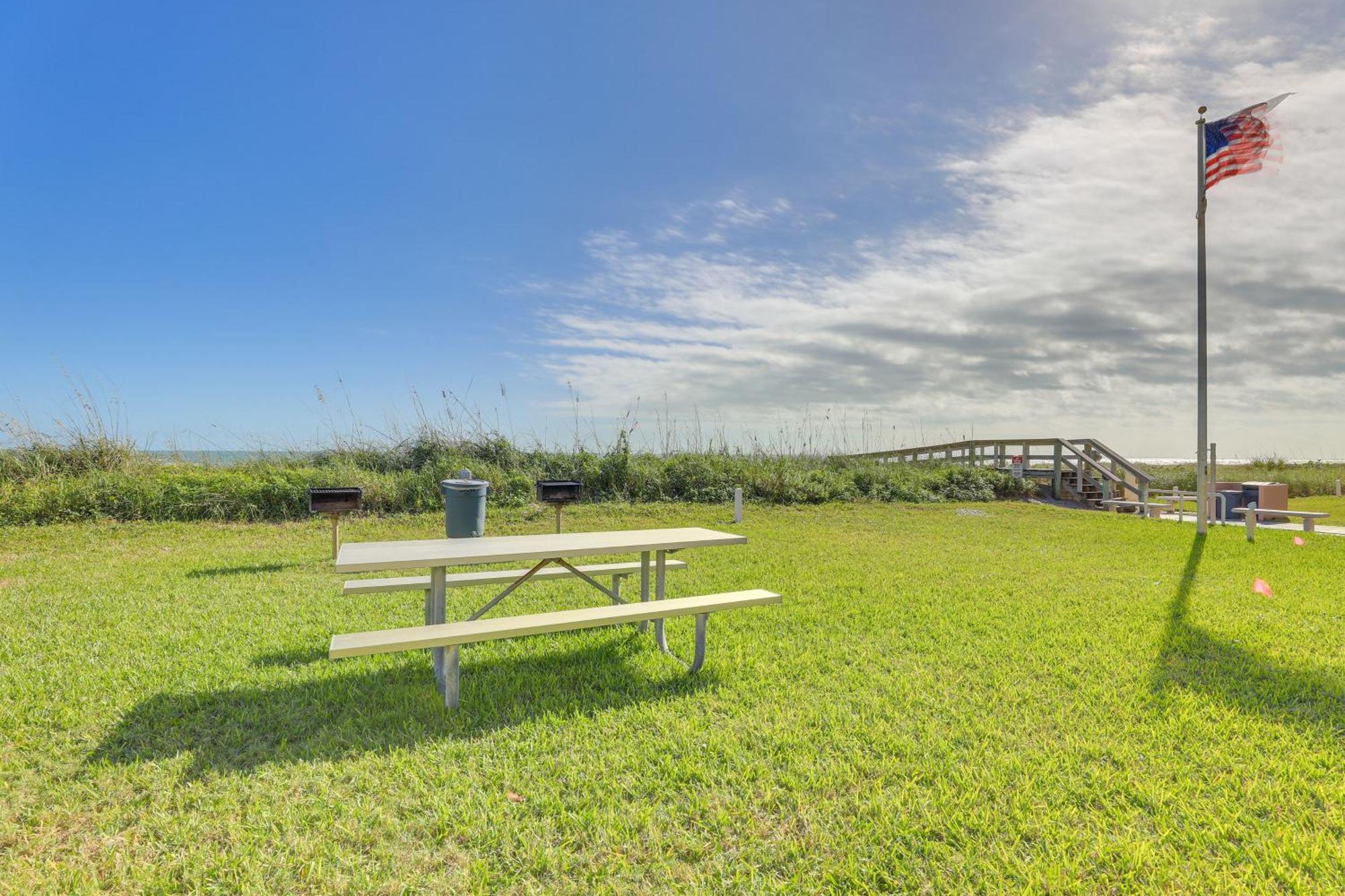 Central Cocoa Beach Condo With View, Steps To Beach! Εξωτερικό φωτογραφία